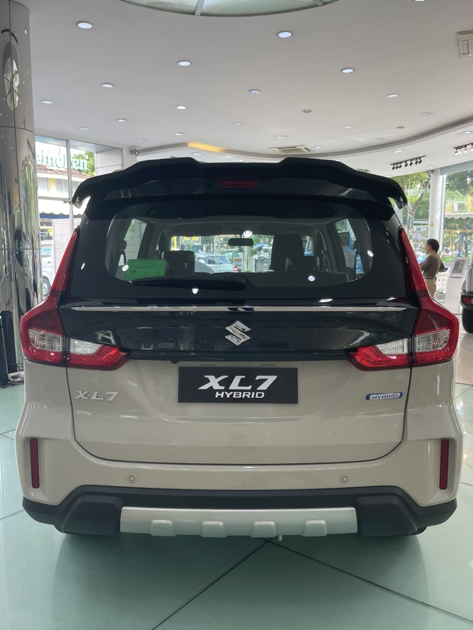 Suzuki-xl7-hybrid-1